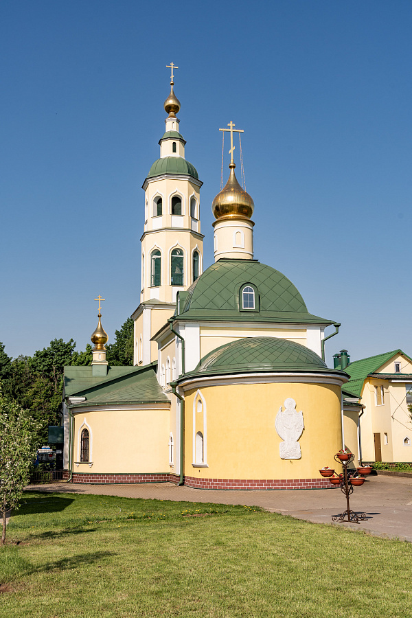Божественная литургия в Никольском храме посёлка Володарского Ленинского г.о. в день перенесения мощей святителя Николая Чудотворца